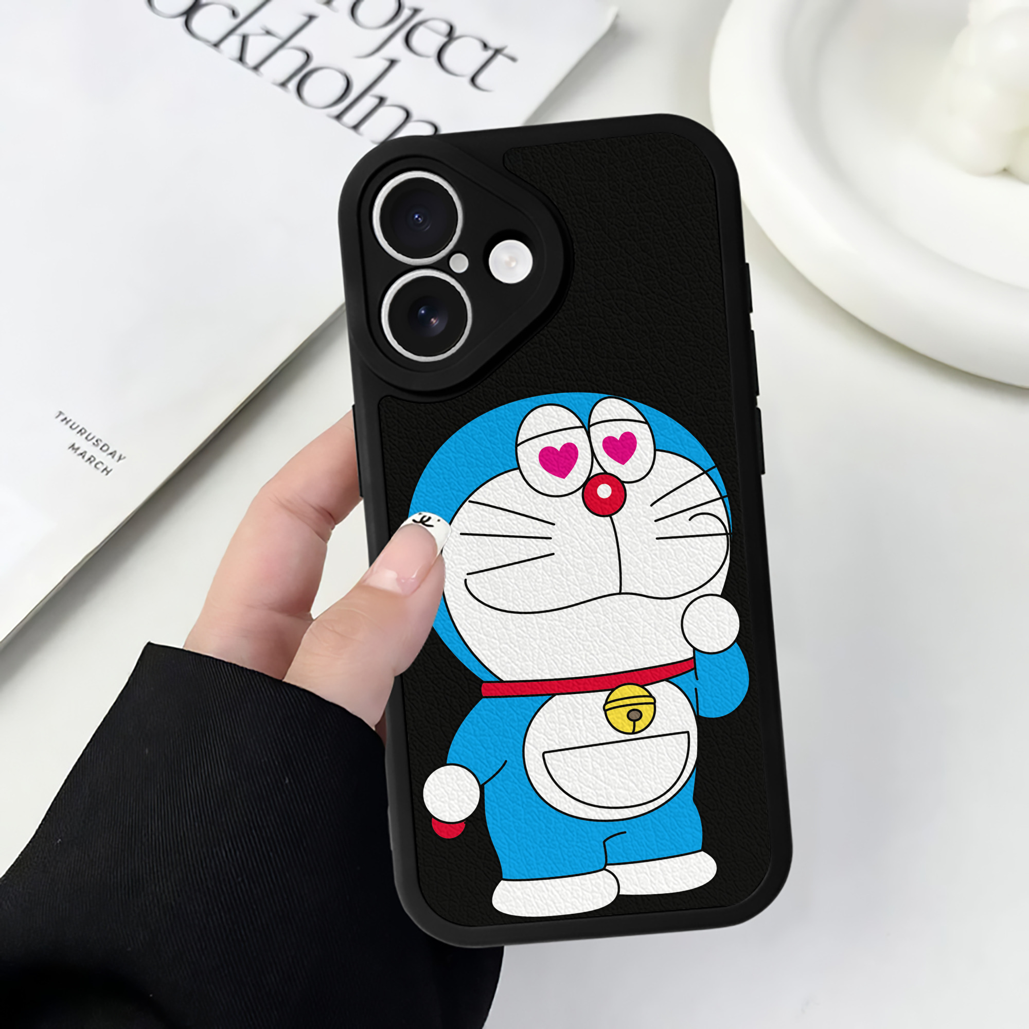 （画像用） ドラえもん Doraemon 【iPhone 16シリーズ対応】シリコンスマホケース（レザー調） 材質：シリコン